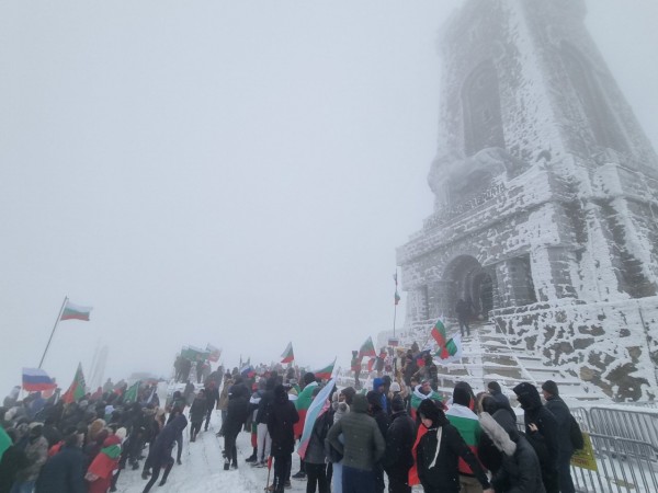 Министър-председателят Кирил Петков пристигна на връх Шипка и бе освиркан.