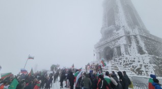Министър председателят Кирил Петков пристигна на връх Шипка и бе освиркан
