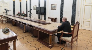 Владимир Путин изглежда като самотна фигура която води руските военни
