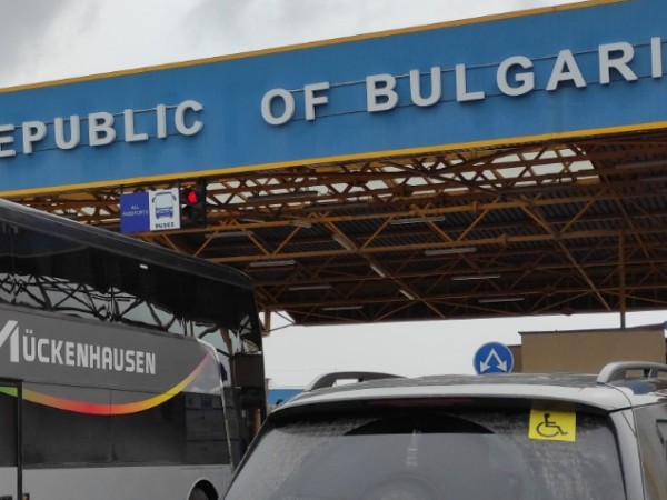 МВнР на Република България организира редовни автобусни линии за извозване