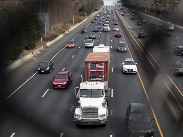 Стотици камиони, каравани и коли обикаляха покрайнините на Вашингтон вчера,