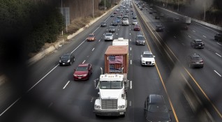 Стотици камиони каравани и коли обикаляха покрайнините на Вашингтон вчера