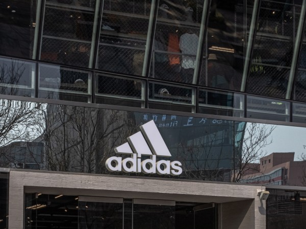 Adidas спира работа в Русия Всички магазини на марката и