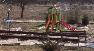 Въпреки огромното количество реновирани детски площадки в страната все още