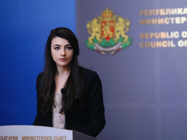 България няма да изпраща изтребители към Украйна, увери Лена Бориславова,