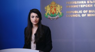 България няма да изпраща изтребители към Украйна увери Лена Бориславова