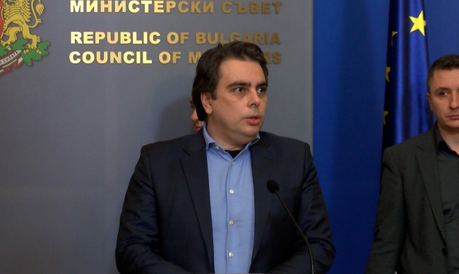 Асен Василев: И в момента "Лукойл" работи с 40% неруски петрол