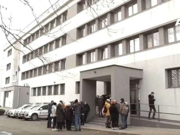 Напрежение пред сградата на службата по миграция в Бургас. Около