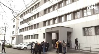 Напрежение пред сградата на службата по миграция в Бургас Около