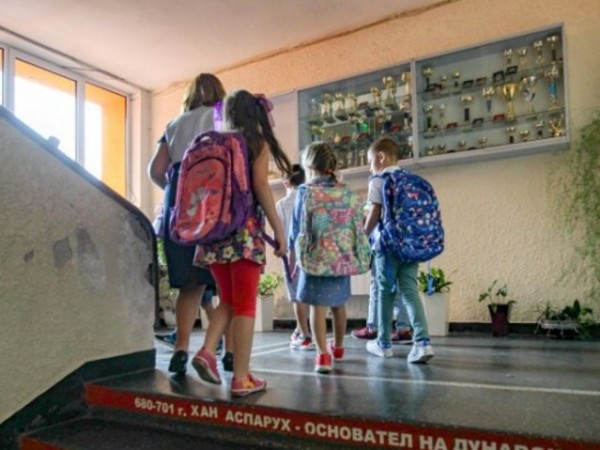 Българските ученици учат най-малко в Европа. Общият брой на задължителните