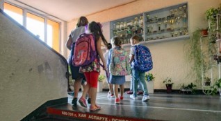 Българските ученици учат най малко в Европа Общият брой на задължителните