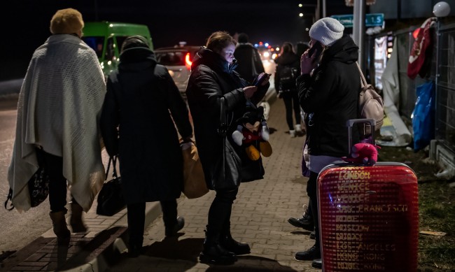 Германия ще приеме 2 500 бежанци избягали от Украйна в