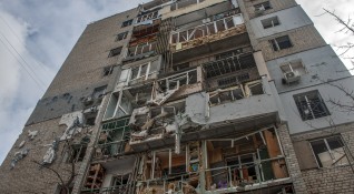 Удар срещу жилищен блок в Киев причини днес смъртта на