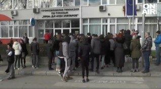 Ученици от Варна излязоха на протест за да подкрепят любимият