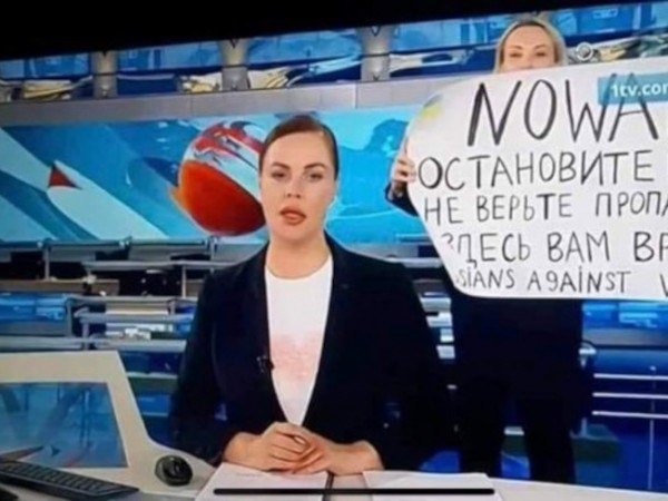 Редактор влезе в руската телевизия по време на емисията "Новини"