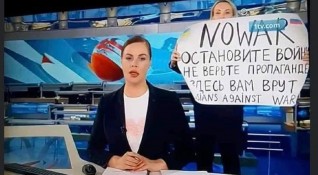 Марина Овсяникова служител на руската държавна телевизия Първи канал се