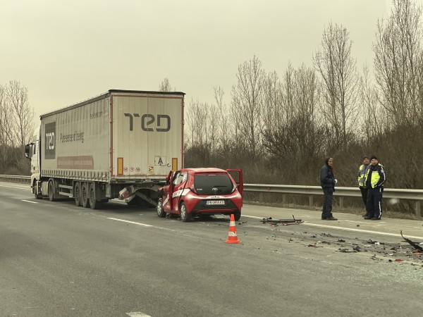 Кола се удари в ТИР на автомагистрала "Тракия" в посока
