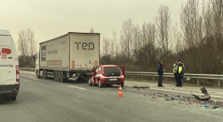 Кола се удари в ТИР на автомагистрала Тракия в посока