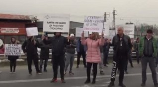 Над сто земеделски производители от Пловдивско блокираха за около два