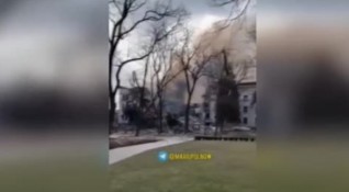 Руските сили продължават да атакуват в Украйна Бомбардирали са драматичния театър