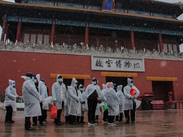 Китайските здравни власти съобщиха за два смъртни случая от COVID-19,