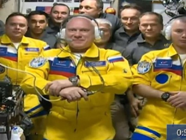 Когато тримата руски космонавти пристигат на Международната космическа станция (МКС),