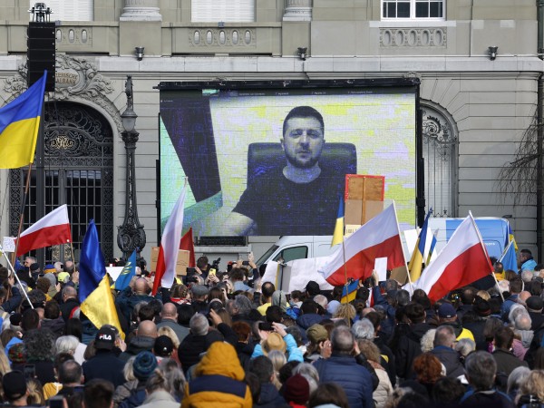 Украинският президент Владимир Зеленски поднови в неделя призива си за
