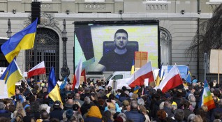 Украинският президент Владимир Зеленски поднови в неделя призива си за