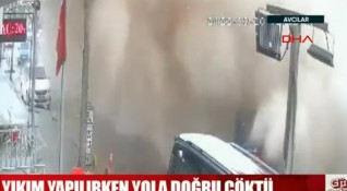 Пететажна сграда в Истанбул се е срутила внезапно по време