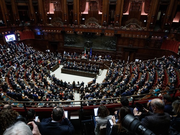 Украинският президент Володимир Зеленски заяви пред италианския парламент, че неговата