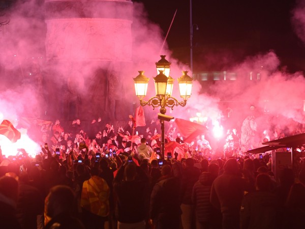 Снимка: БГНЕСУлиците на Скопие се изпълниха с фенове след шокиращата