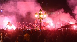 Снимка БГНЕСУлиците на Скопие се изпълниха с фенове след шокиращата