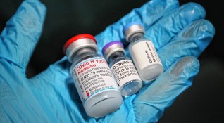 През почивните дни ваксинацията срещу COVID 19 ще се извършва