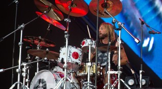 Барабанистът на американската рок група Foo Fighters Тейлър Хокинс е