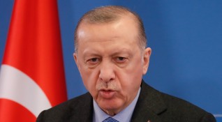 Турският президент Реджеп Тайип Ердоган каза че ще проведе телефонен