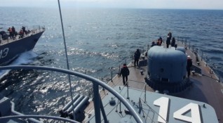 Дрейфуващи украински морски мини плаващи по крайбрежието на Черно море