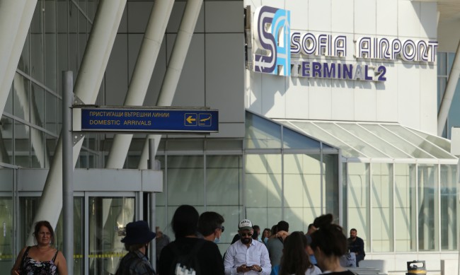 Летището в София отвори за изпращачи и посрещачи 