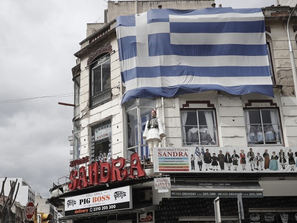 Гърция изплаща еднократна помощ от 200 евро, за да се