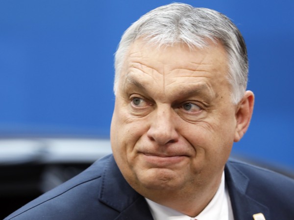 Унгарският премиер Виктор Орбан и управляващата му партия "Фидес" запазват