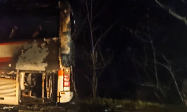 Автобус изгоря напълно край Клисура
