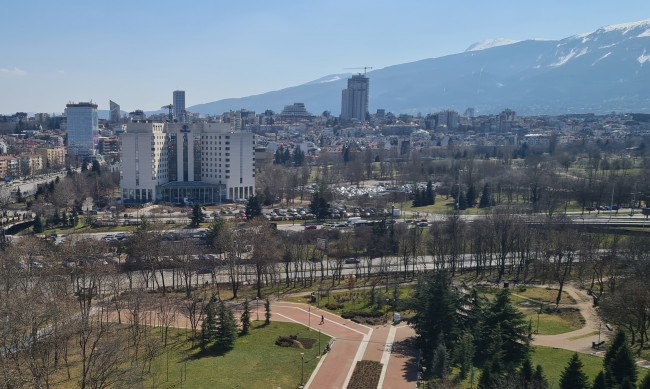 Облачен следобед, с превалявания, температурите 17° - 22°