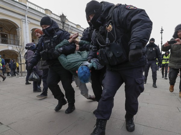 Руската полицията е задържала най-малко 176 души по време на