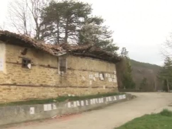 Емблематична сграда на 200-годишното килийно училище в Дебелец се руши.