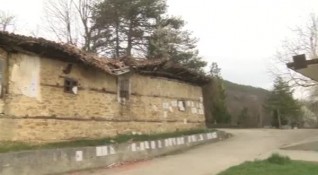 Емблематична сграда на 200 годишното килийно училище в Дебелец се руши