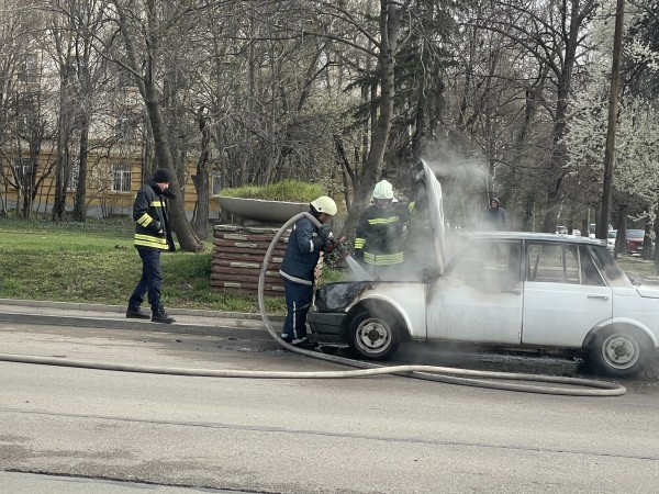 Автомобил "Вартбург" се запали тази сутрин в локалното платно на