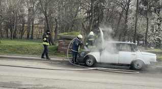 Автомобил Вартбург се запали тази сутрин в локалното платно на