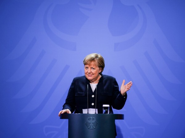 Бившият германски канцлер Ангела Меркел защити решението си от 2008