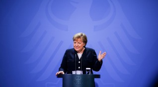 Бившият германски канцлер Ангела Меркел защити решението си от 2008
