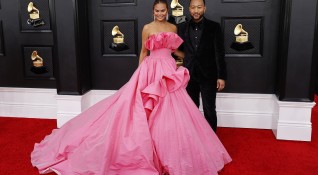 Много звезди се разходиха по червения килим на наградите Grammys