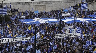 Днес в Гърция се провежда общонационална стачка съобщи Катимерини Още по